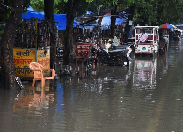 राजधानी में सोमवा को बारिश से कई इलाकों में जलभराव हुआ। राजधानी में सोमवा को बारिश से कई इलाकों में जलभराव हुआ।