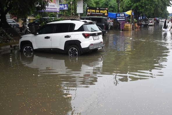 राजधानी में सोमवा को बारिश से कई इलाकों में जलभराव हुआ। राजधानी में सोमवा को बारिश से कई इलाकों में जलभराव हुआ।