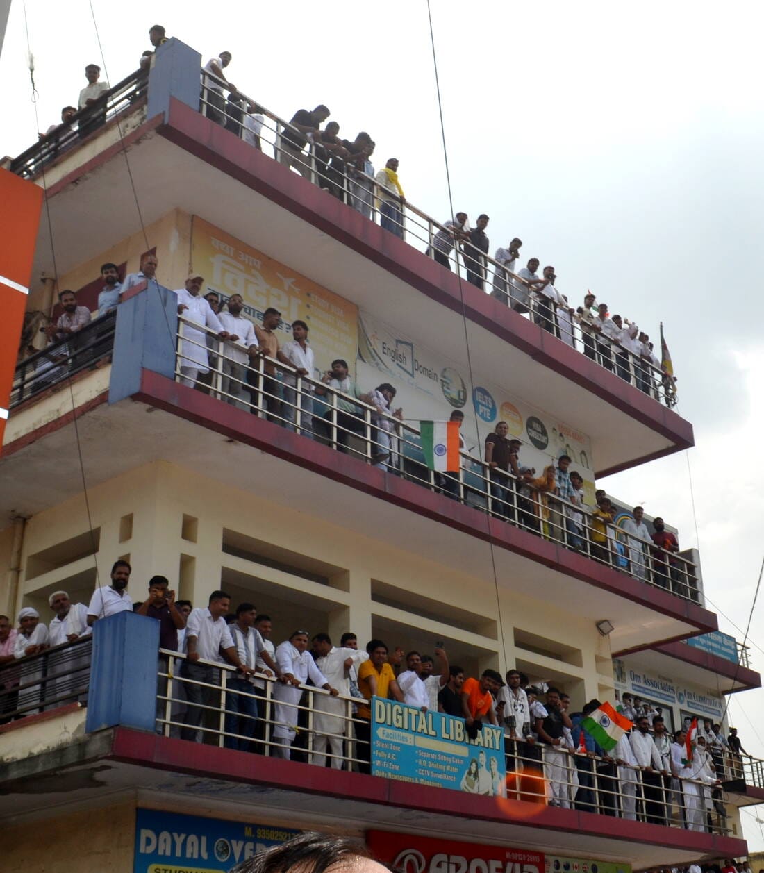 रोड़ धर्मशाला से रोष प्रदर्शन निकालते रोड़ समाज के लोग। संवाद