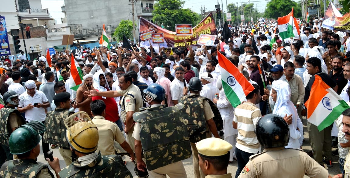 रोड़ धर्मशाला से रोष प्रदर्शन निकालते रोड़ समाज के लोग। संवाद