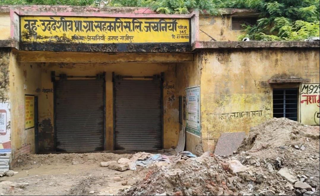 सिगेंरा गांव स्थित पशु सेवा केंद्र का जर्जर भवन। संवाद सिगेंरा गांव स्थित पशु सेवा केंद्र का जर्जर भवन। संवाद