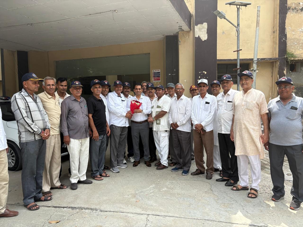 सीईओ का स्वागत करते पूर्व सैनिक। एसो
