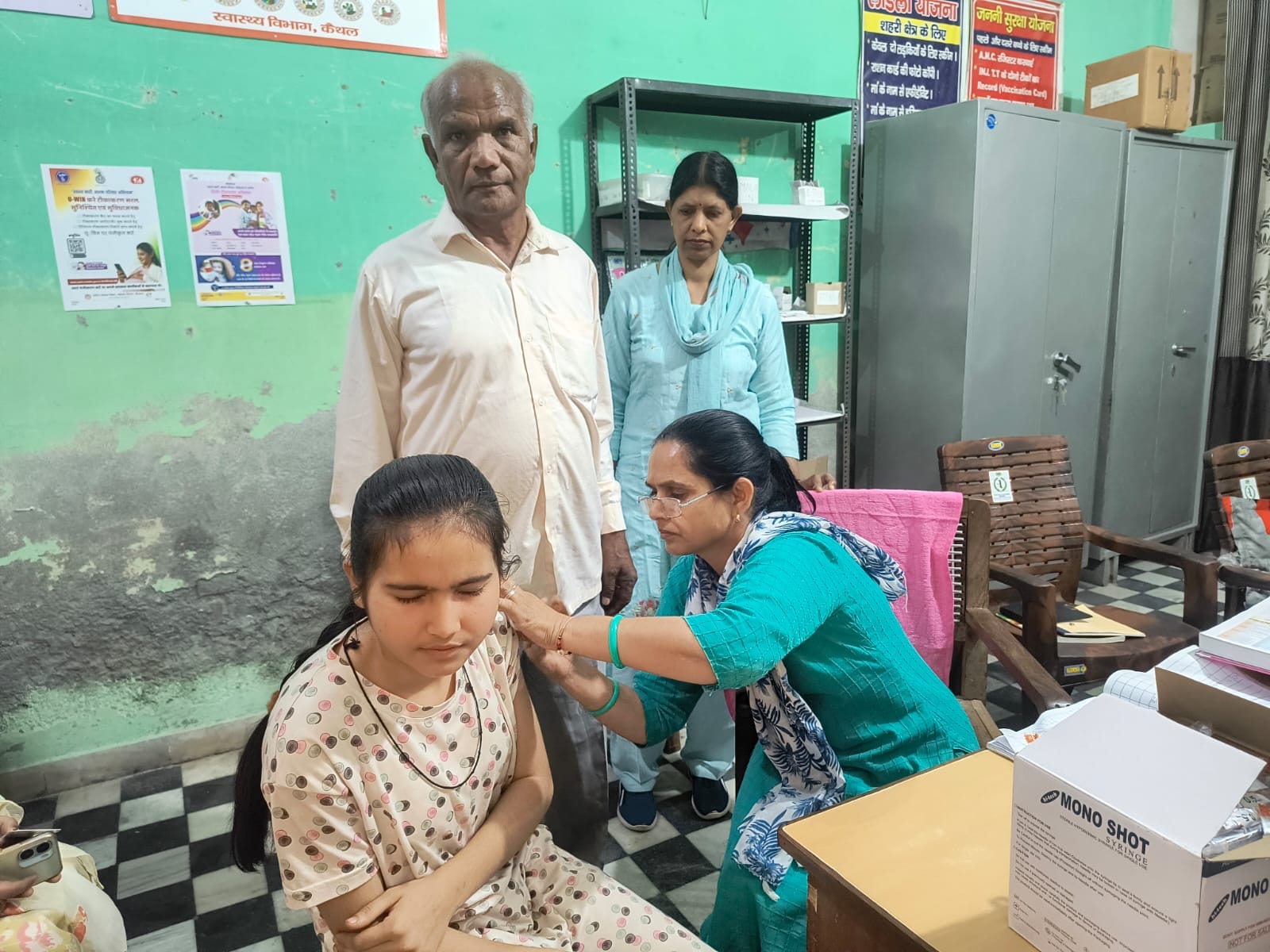 स्कूल में आयोजित कार्यक्रम में किशोरियों से सीधा संवाद करते हुए सिविल सर्जन। स्वयं स्कूल में आयोजित कार्यक्रम में किशोरियों से सीधा संवाद करते हुए सिविल सर्जन। स्वयं
