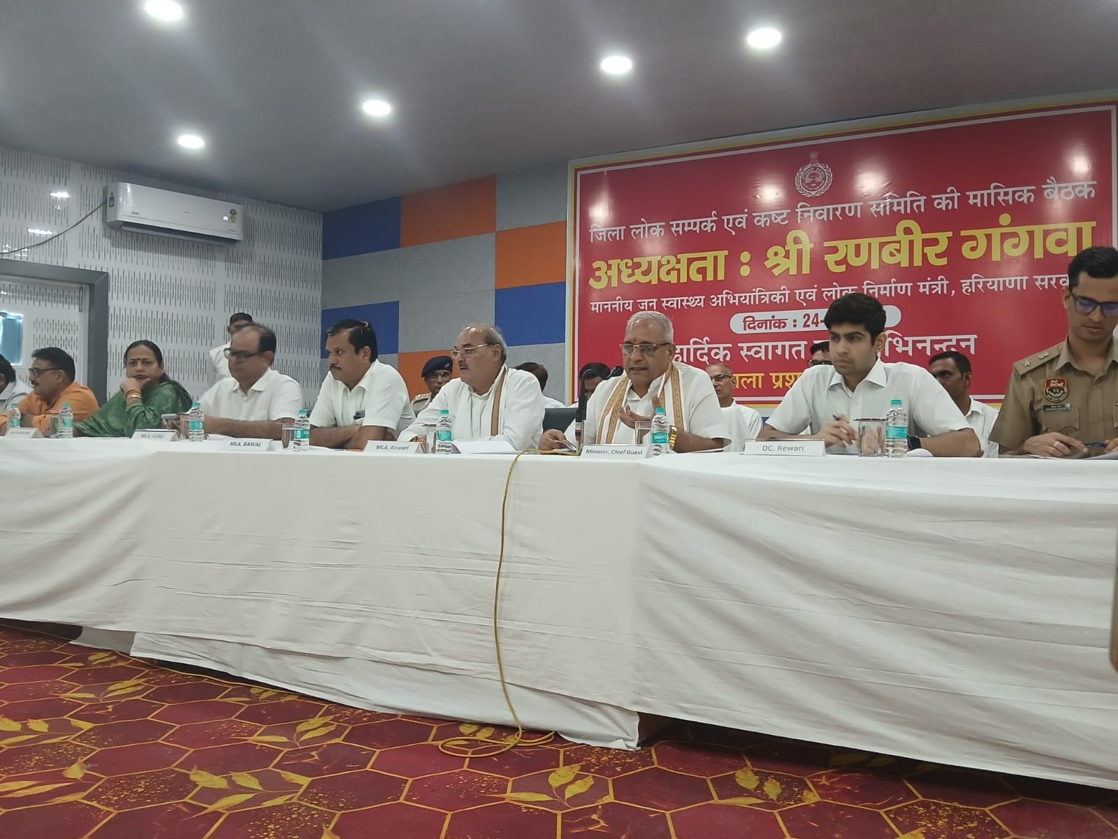 सेक्टर 1 में पार्क की जलभराव की समस्या बताते शिकायतकर्ता। संवाद सेक्टर 1 में पार्क की जलभराव की समस्या बताते शिकायतकर्ता। संवाद