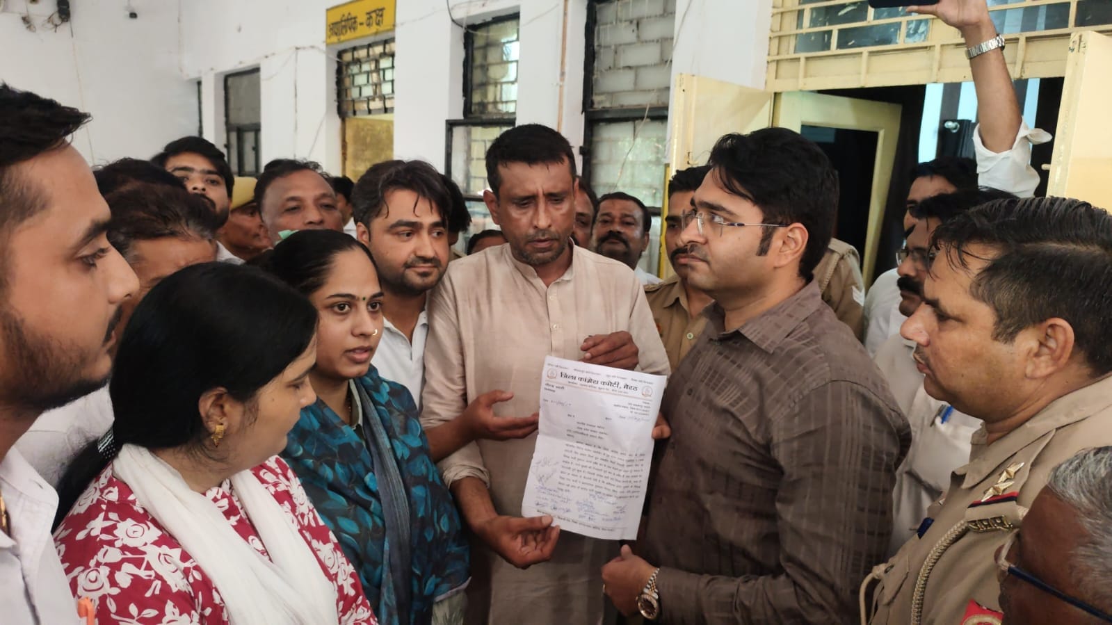 सरधना। स्कूल की वीडियो बनाने क मामले को लेकर धरने पर बैठे कांग्रेस कार्यकर्ताओं से एसडीएम से बह