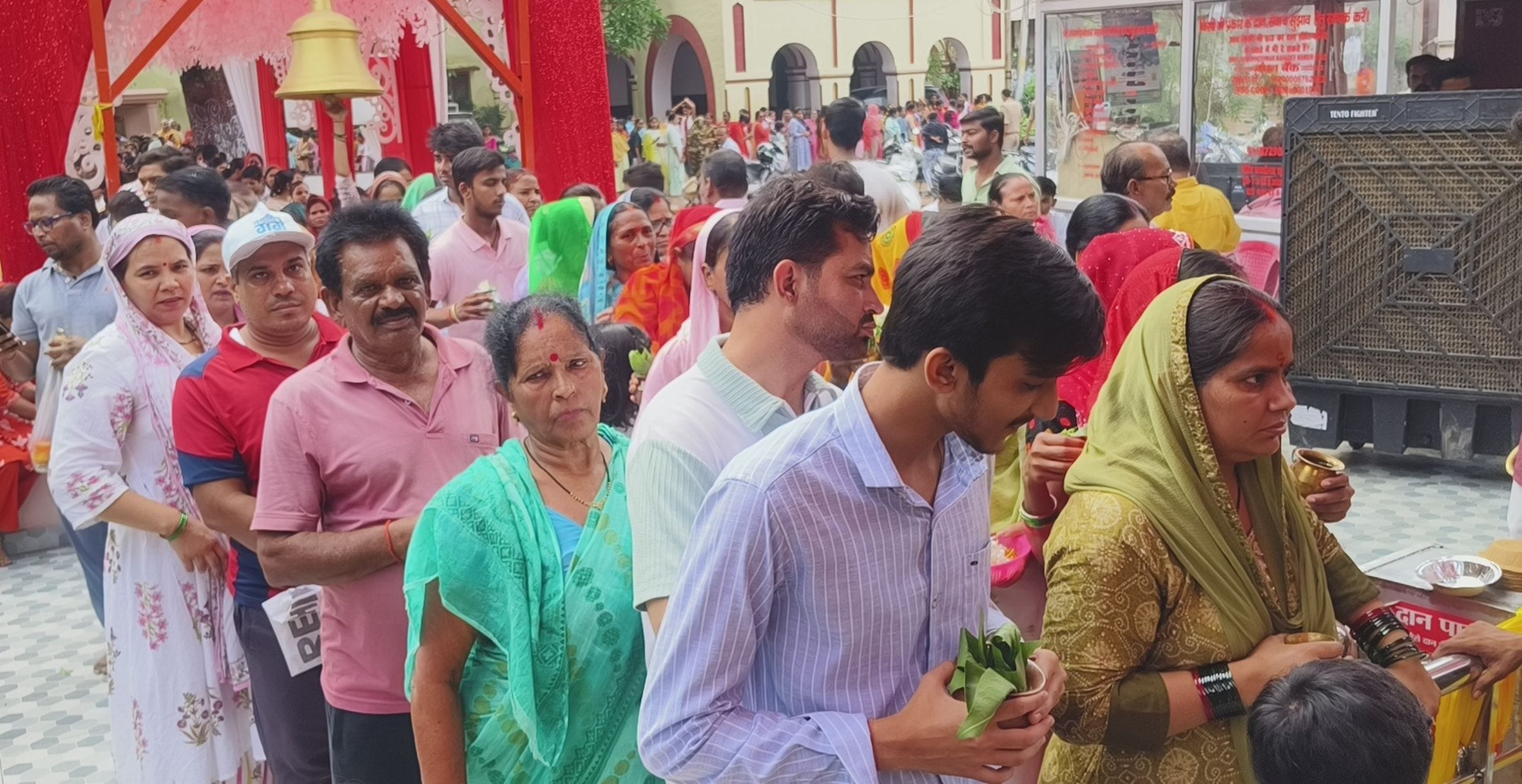 सर्वेश्वर महादेव मंदिर में जलाभिषेक व पूजा अर्चना करते शिवभक्त। 