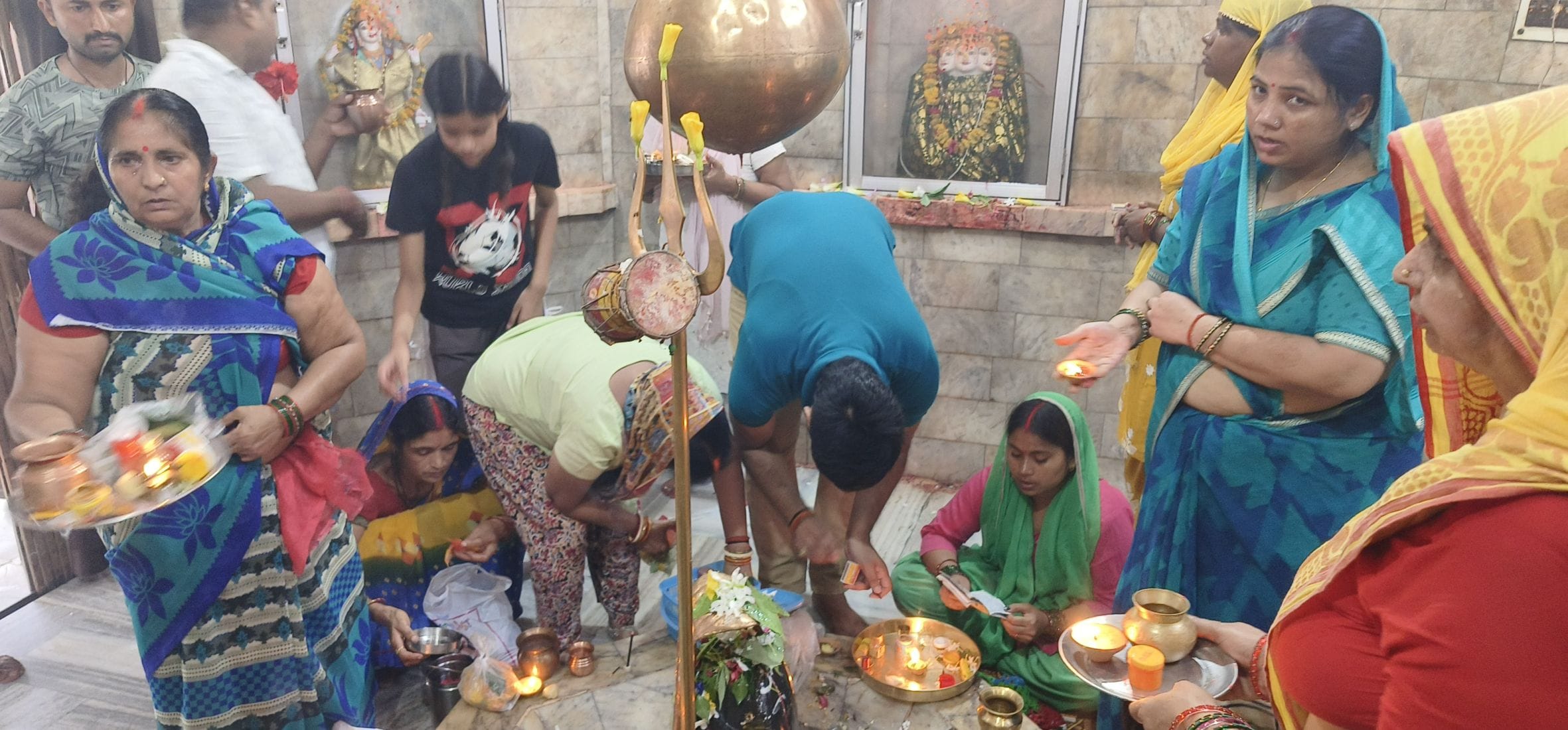 सर्वेश्वर महादेव मंदिर में जलाभिषेक व पूजा अर्चना करते शिवभक्त। 