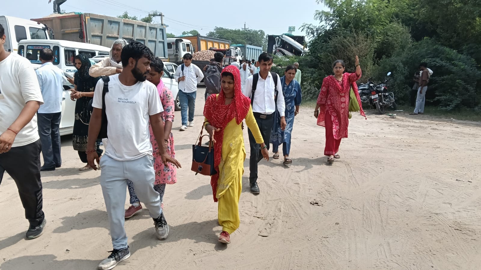 सड़क के बीच खड़ा क्षतिग्रस्त डंपर। 