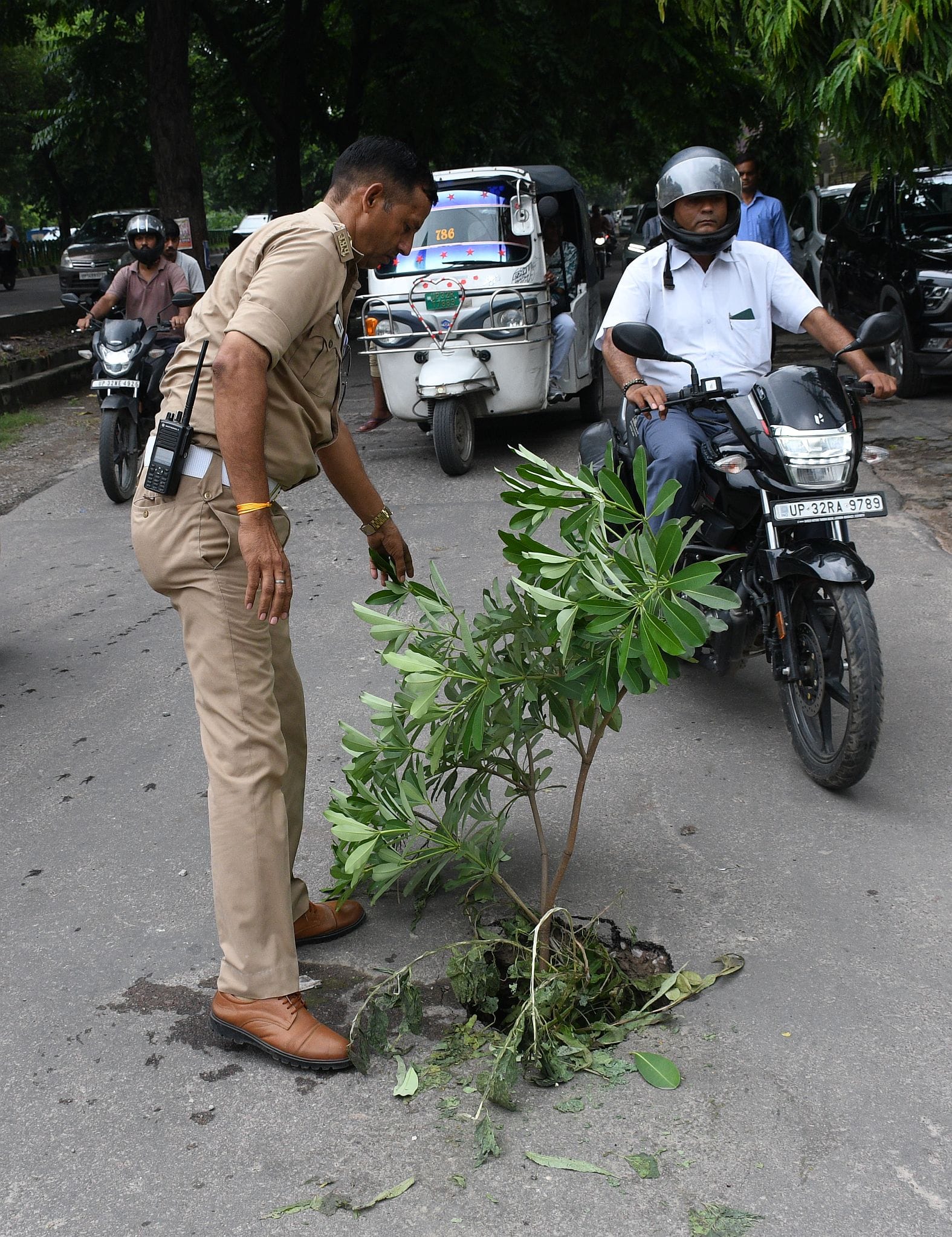 सड़कों पर हुआ गड्ढा।