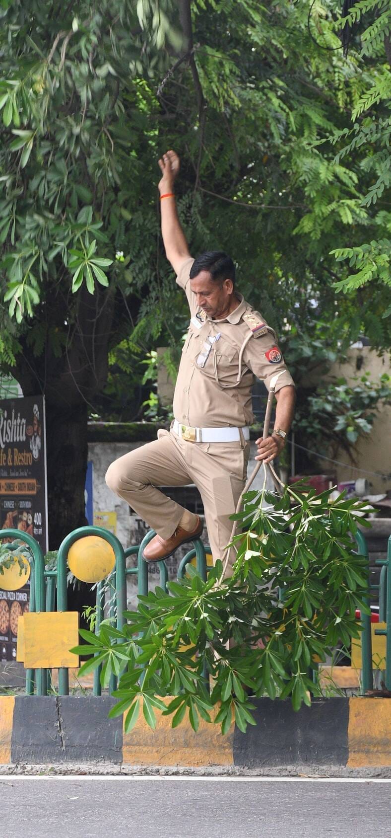 सड़कों पर हुआ गड्ढा।