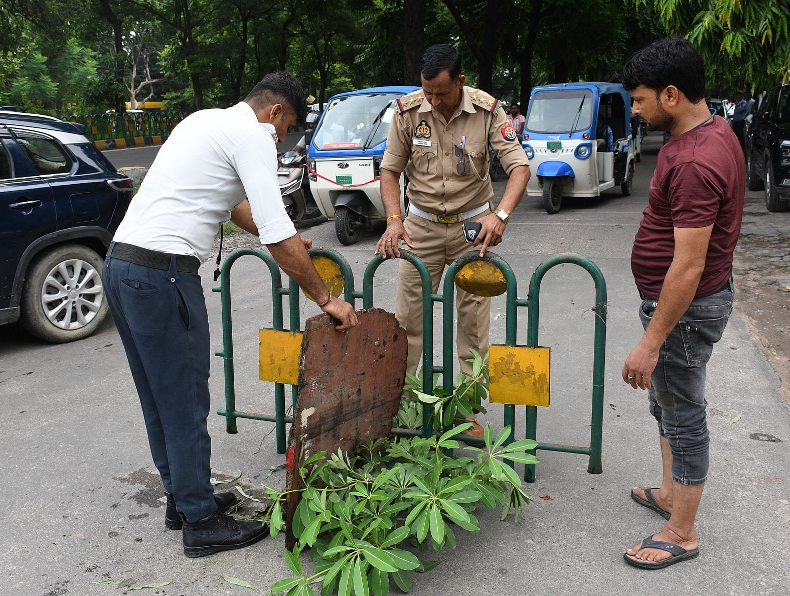 सड़कों पर हुआ गड्ढा।