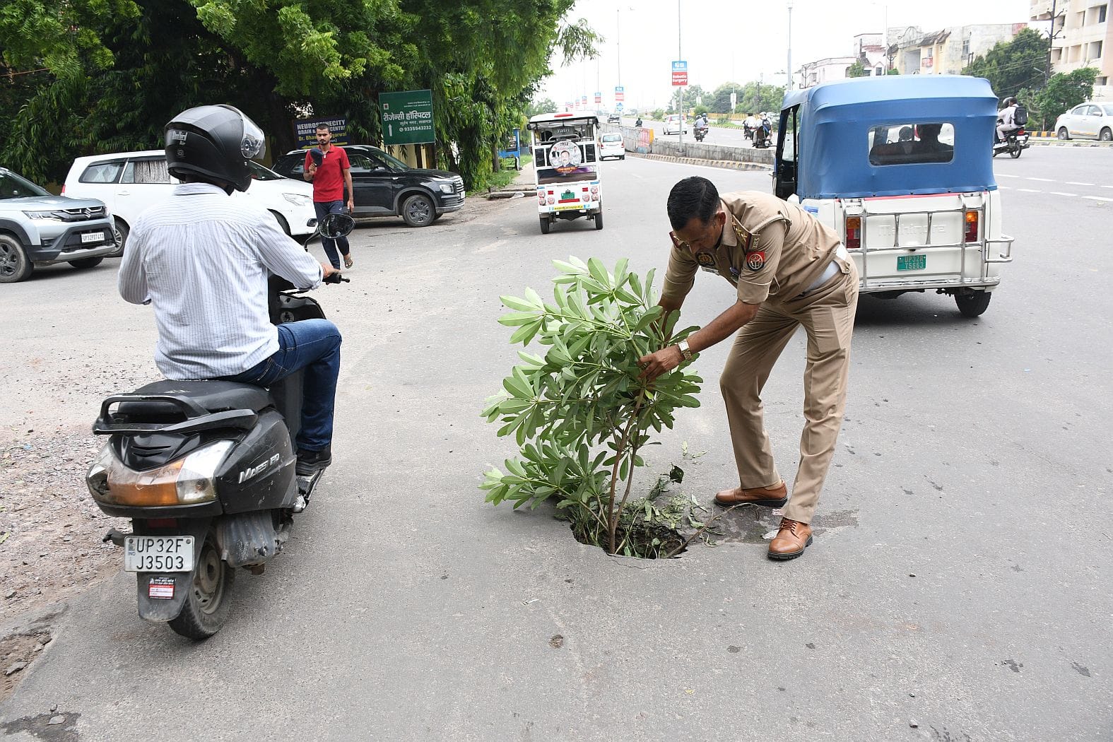 सड़कों पर हुआ गड्ढा।