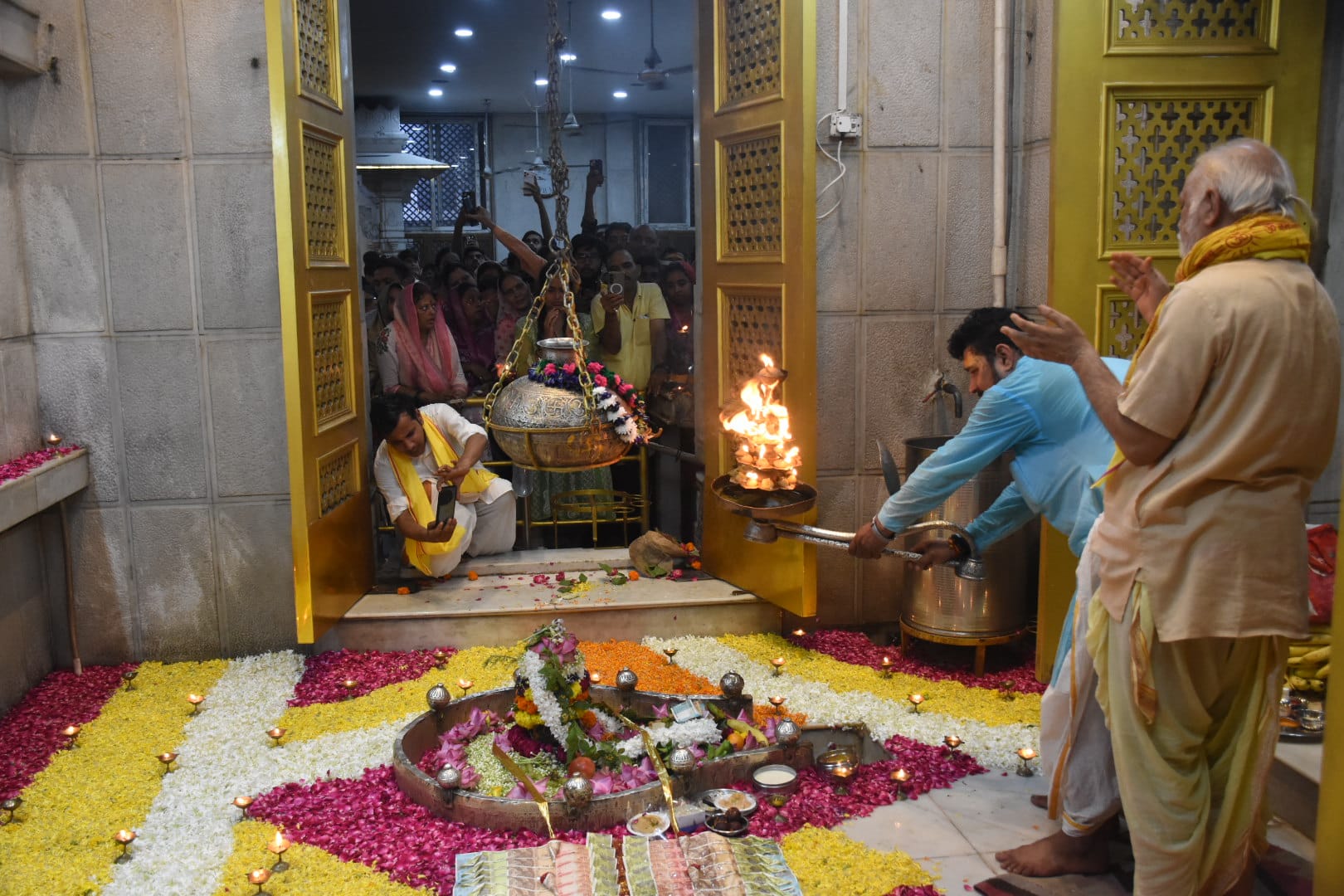 सावन के आखिरी सोमवार को शहर के शिवालयों में आस्था का सैलाब उमड़ पड़ा। सावन के आखिरी सोमवार को शहर के शिवालयों में आस्था का सैलाब उमड़ पड़ा।