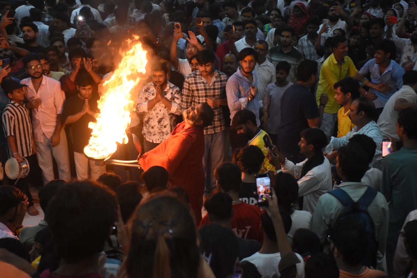 सावन के आखिरी सोमवार को शहर के शिवालयों में आस्था का सैलाब उमड़ पड़ा। सावन के आखिरी सोमवार को शहर के शिवालयों में आस्था का सैलाब उमड़ पड़ा।