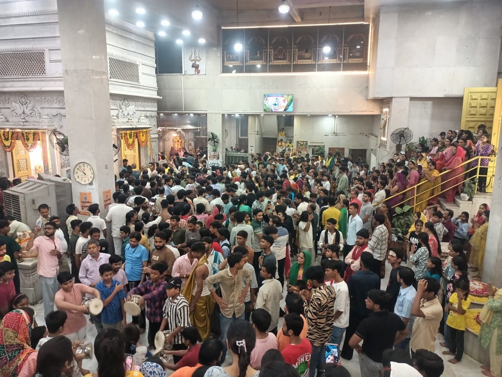 सावन के आखिरी सोमवार को शहर के शिवालयों में आस्था का सैलाब उमड़ पड़ा। सावन के आखिरी सोमवार को शहर के शिवालयों में आस्था का सैलाब उमड़ पड़ा।