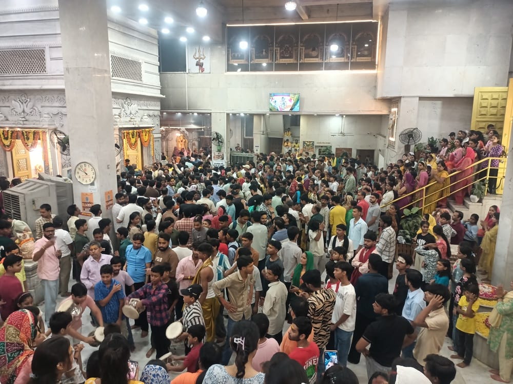 सावन के आखिरी सोमवार को शहर के शिवालयों में आस्था का सैलाब उमड़ पड़ा। सावन के आखिरी सोमवार को शहर के शिवालयों में आस्था का सैलाब उमड़ पड़ा।