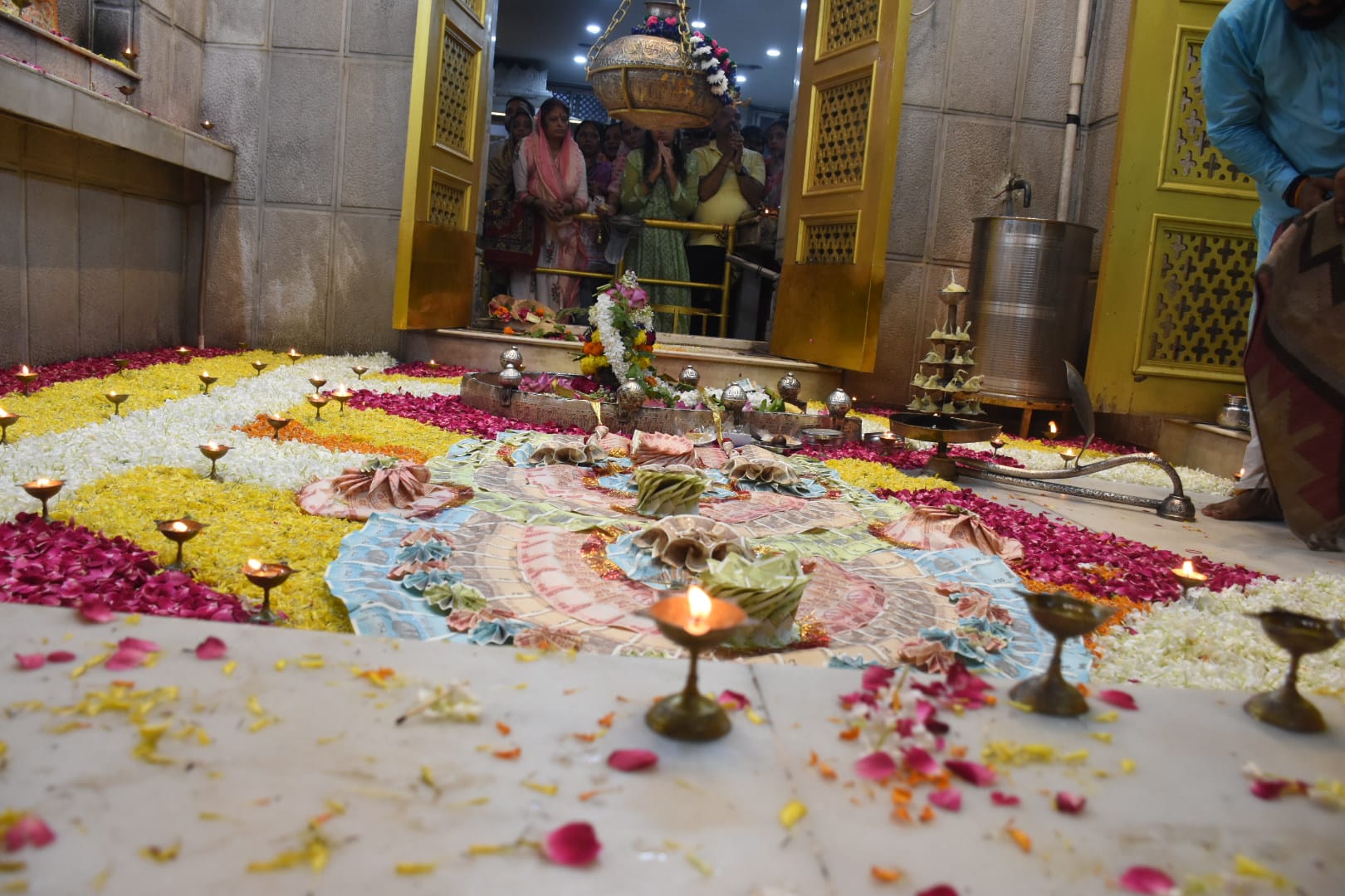 सावन के आखिरी सोमवार को शहर के शिवालयों में आस्था का सैलाब उमड़ पड़ा। सावन के आखिरी सोमवार को शहर के शिवालयों में आस्था का सैलाब उमड़ पड़ा।