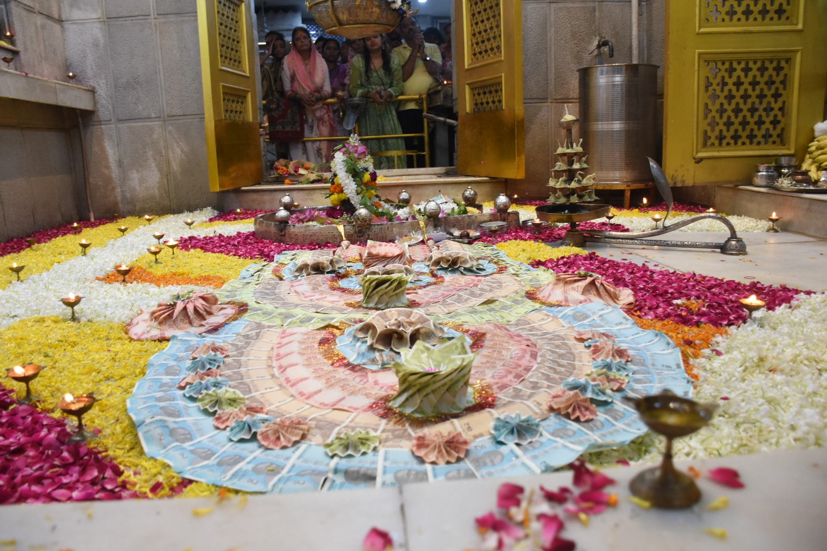 सावन के आखिरी सोमवार को शहर के शिवालयों में आस्था का सैलाब उमड़ पड़ा। सावन के आखिरी सोमवार को शहर के शिवालयों में आस्था का सैलाब उमड़ पड़ा।