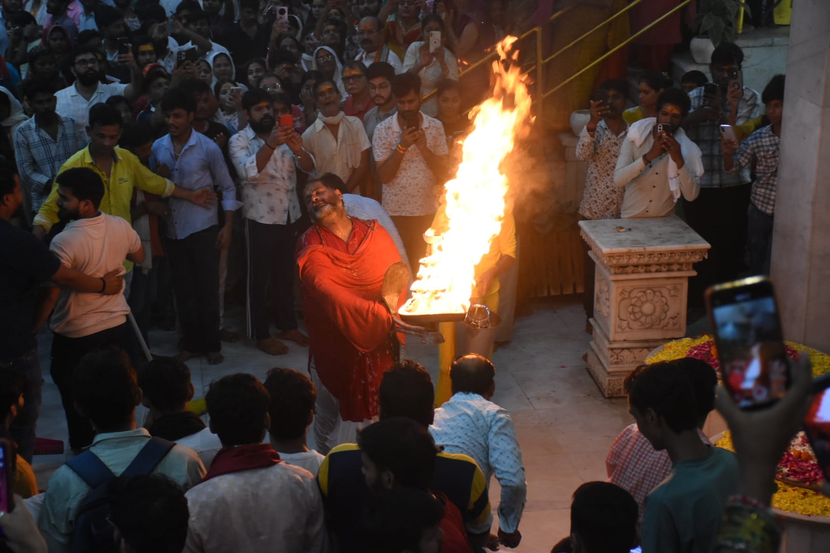 सावन के आखिरी सोमवार को शहर के शिवालयों में आस्था का सैलाब उमड़ पड़ा। सावन के आखिरी सोमवार को शहर के शिवालयों में आस्था का सैलाब उमड़ पड़ा।