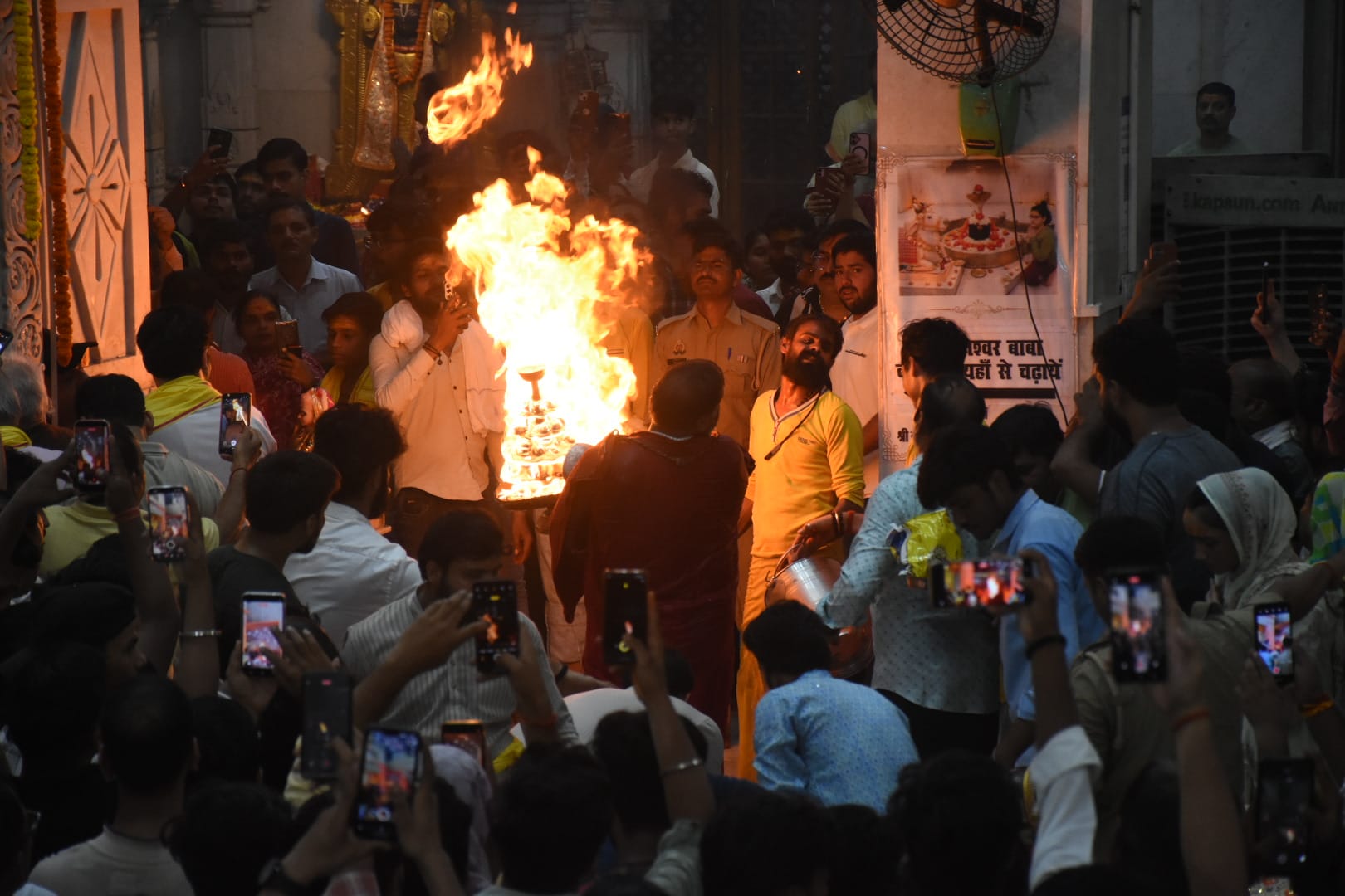 सावन के आखिरी सोमवार को शहर के शिवालयों में आस्था का सैलाब उमड़ पड़ा। सावन के आखिरी सोमवार को शहर के शिवालयों में आस्था का सैलाब उमड़ पड़ा।