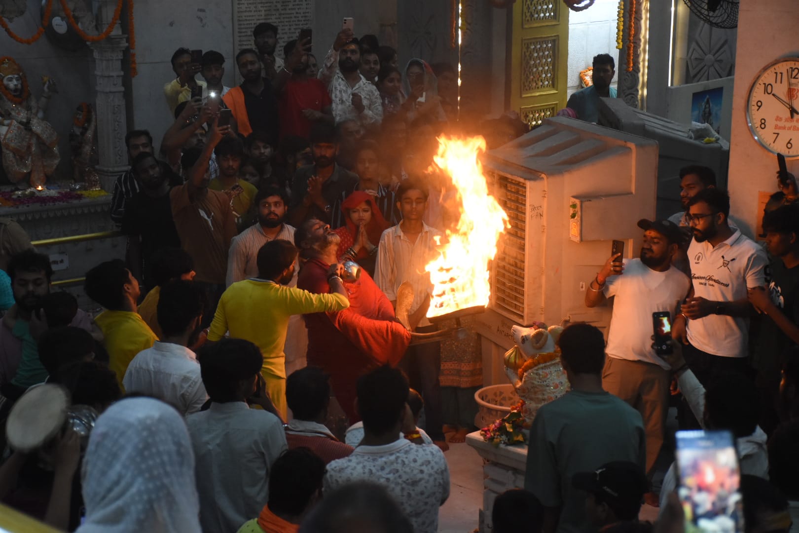 सावन के आखिरी सोमवार को शहर के शिवालयों में आस्था का सैलाब उमड़ पड़ा। सावन के आखिरी सोमवार को शहर के शिवालयों में आस्था का सैलाब उमड़ पड़ा।