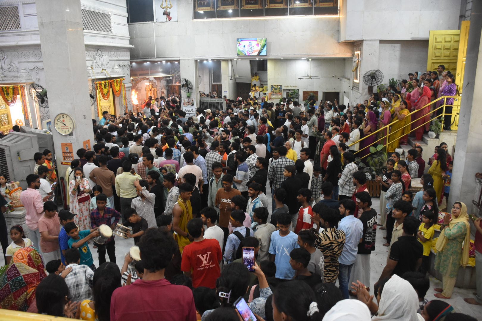 सावन के आखिरी सोमवार को शहर के शिवालयों में आस्था का सैलाब उमड़ पड़ा। सावन के आखिरी सोमवार को शहर के शिवालयों में आस्था का सैलाब उमड़ पड़ा।