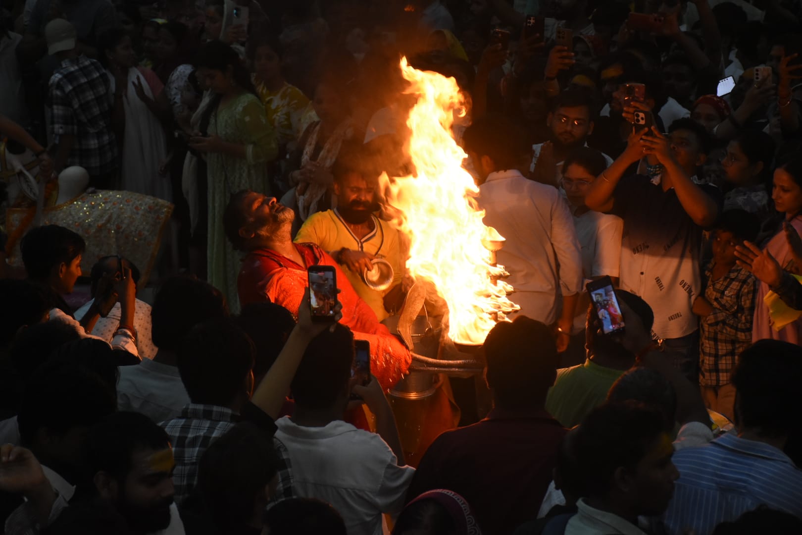 सावन के आखिरी सोमवार को शहर के शिवालयों में आस्था का सैलाब उमड़ पड़ा। सावन के आखिरी सोमवार को शहर के शिवालयों में आस्था का सैलाब उमड़ पड़ा।