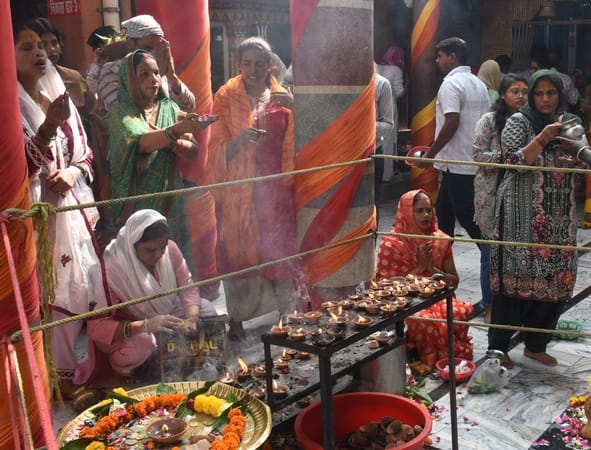 सावन के आखिरी सोमवार को शहर के शिवालयों में आस्था का सैलाब उमड़ पड़ा। सावन के आखिरी सोमवार को शहर के शिवालयों में आस्था का सैलाब उमड़ पड़ा।