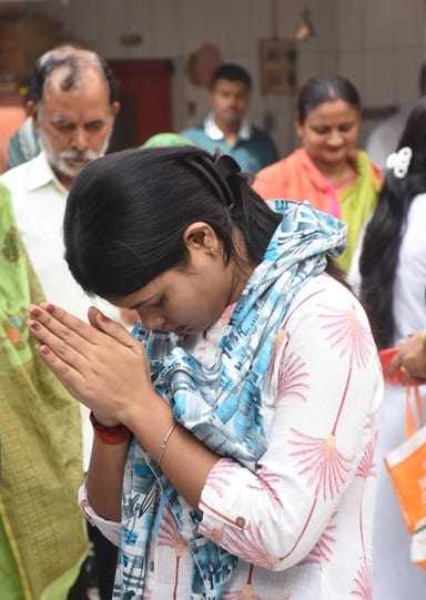 सावन के आखिरी सोमवार को शहर के शिवालयों में आस्था का सैलाब उमड़ पड़ा। सावन के आखिरी सोमवार को शहर के शिवालयों में आस्था का सैलाब उमड़ पड़ा।