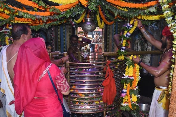 सावन के आखिरी सोमवार को शहर के शिवालयों में आस्था का सैलाब उमड़ पड़ा। सावन के आखिरी सोमवार को शहर के शिवालयों में आस्था का सैलाब उमड़ पड़ा।