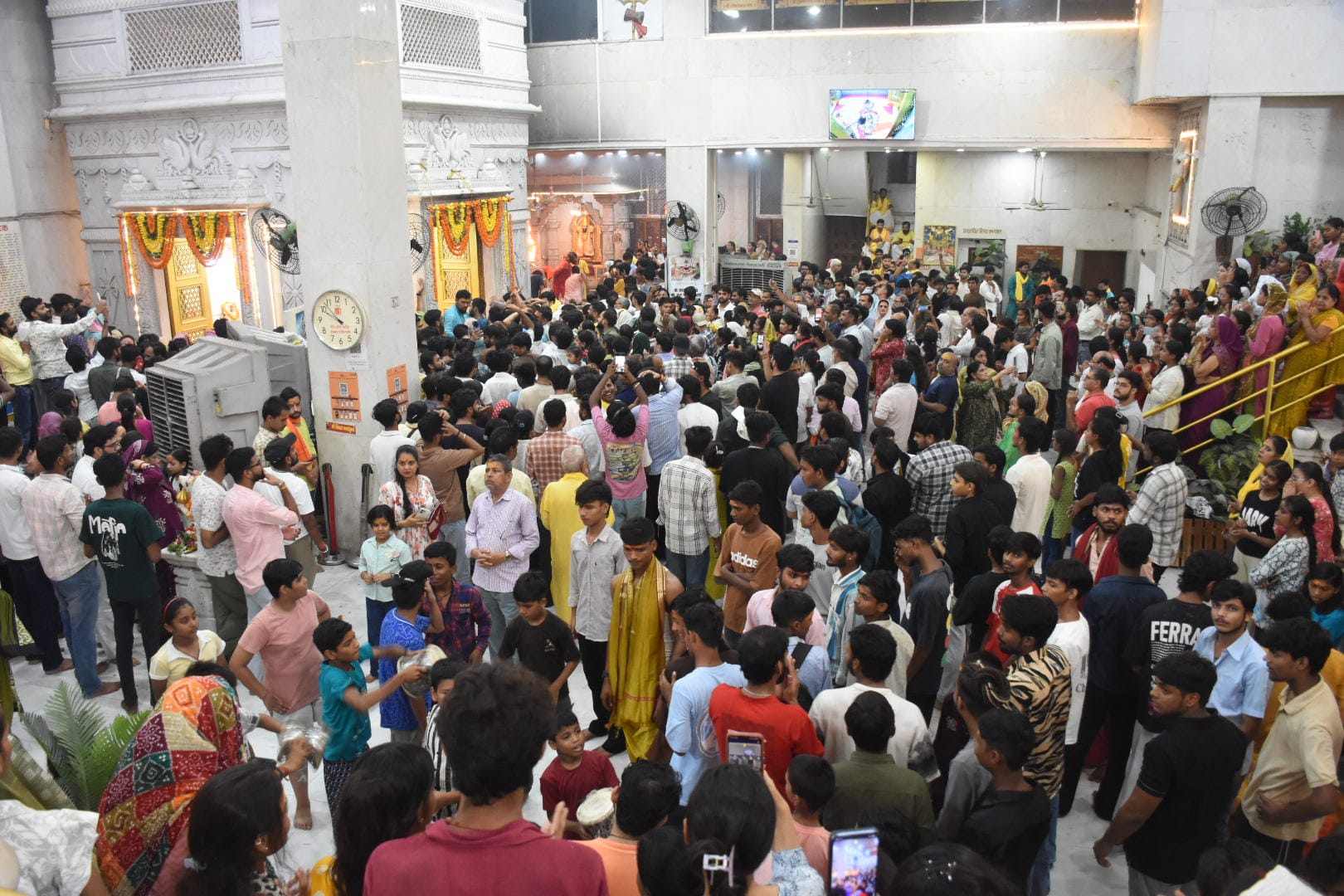 सावन के आखिरी सोमवार को शहर के शिवालयों में आस्था का सैलाब उमड़ पड़ा। सावन के आखिरी सोमवार को शहर के शिवालयों में आस्था का सैलाब उमड़ पड़ा।