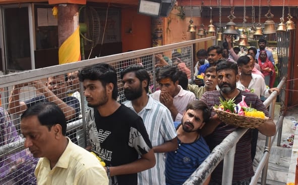 सावन के आखिरी सोमवार को शहर के शिवालयों में आस्था का सैलाब उमड़ पड़ा। सावन के आखिरी सोमवार को शहर के शिवालयों में आस्था का सैलाब उमड़ पड़ा।