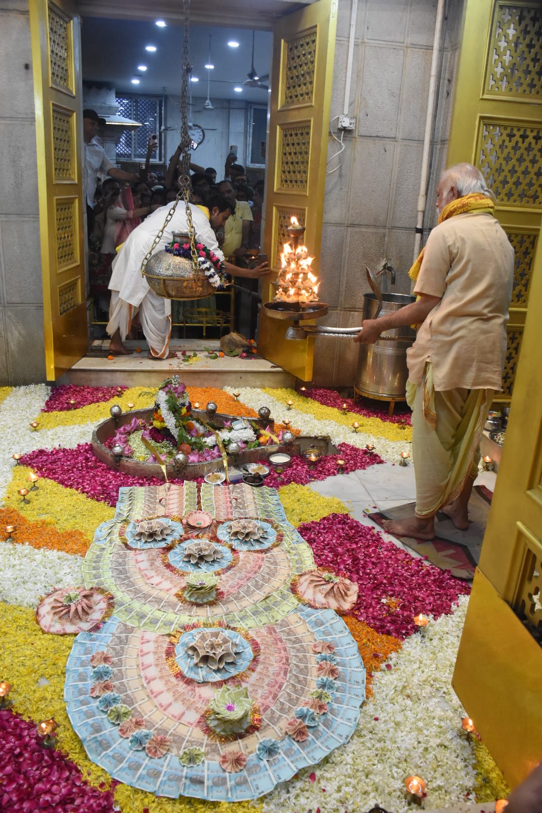 सावन के आखिरी सोमवार को शहर के शिवालयों में आस्था का सैलाब उमड़ पड़ा। सावन के आखिरी सोमवार को शहर के शिवालयों में आस्था का सैलाब उमड़ पड़ा।