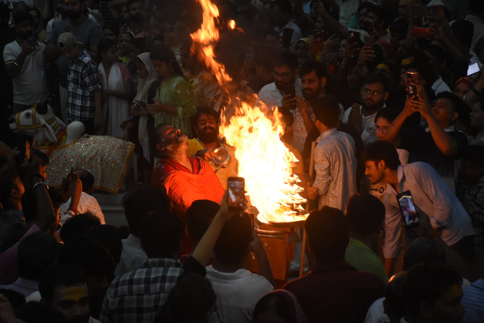 सावन के आखिरी सोमवार को शहर के शिवालयों में आस्था का सैलाब उमड़ पड़ा। सावन के आखिरी सोमवार को शहर के शिवालयों में आस्था का सैलाब उमड़ पड़ा।