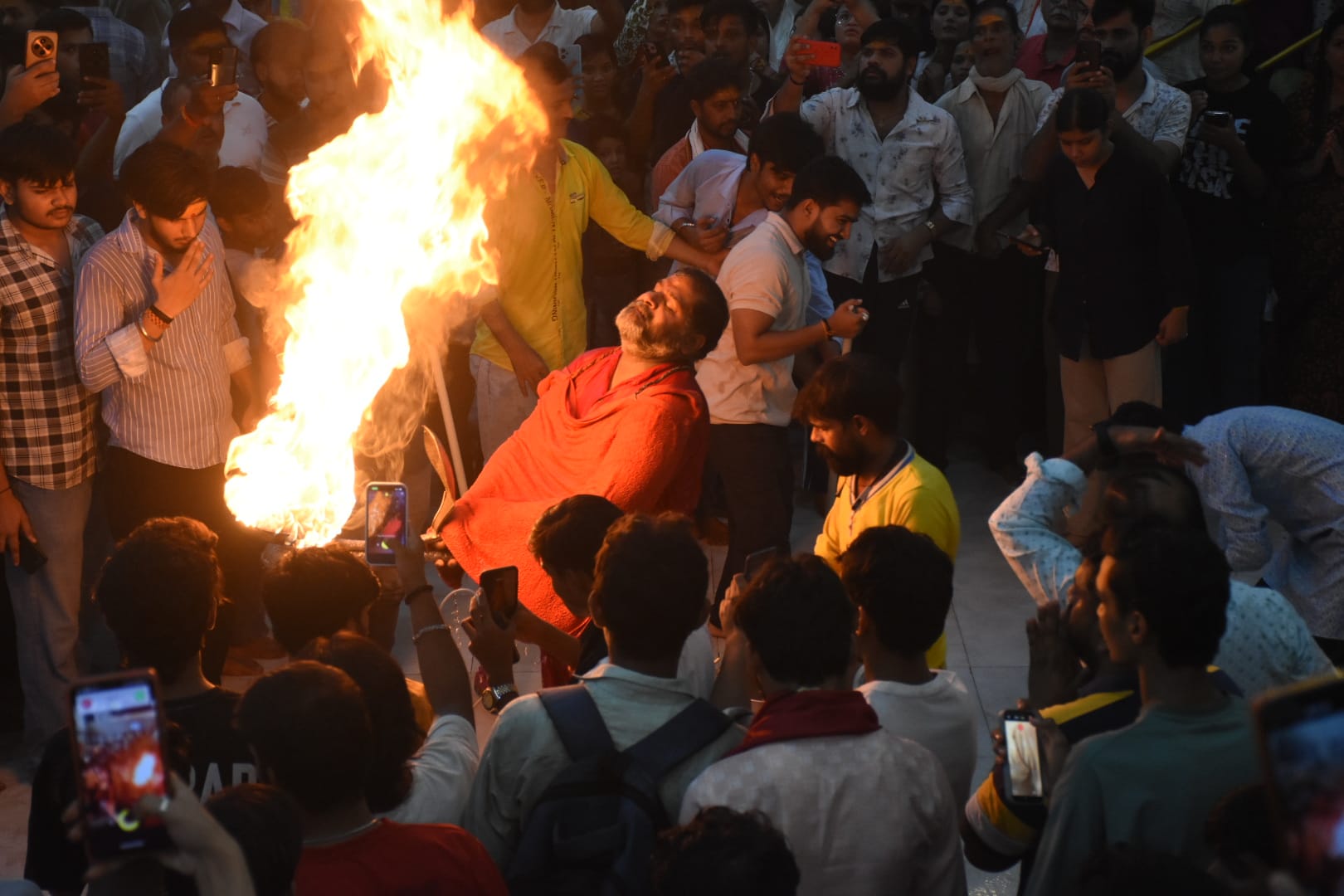 सावन के आखिरी सोमवार को शहर के शिवालयों में आस्था का सैलाब उमड़ पड़ा। सावन के आखिरी सोमवार को शहर के शिवालयों में आस्था का सैलाब उमड़ पड़ा।