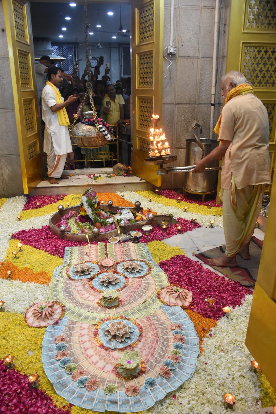 सावन के आखिरी सोमवार को शहर के शिवालयों में आस्था का सैलाब उमड़ पड़ा। सावन के आखिरी सोमवार को शहर के शिवालयों में आस्था का सैलाब उमड़ पड़ा।