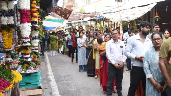 सावन के आखिरी सोमवार को शहर के शिवालयों में आस्था का सैलाब उमड़ पड़ा। सावन के आखिरी सोमवार को शहर के शिवालयों में आस्था का सैलाब उमड़ पड़ा।