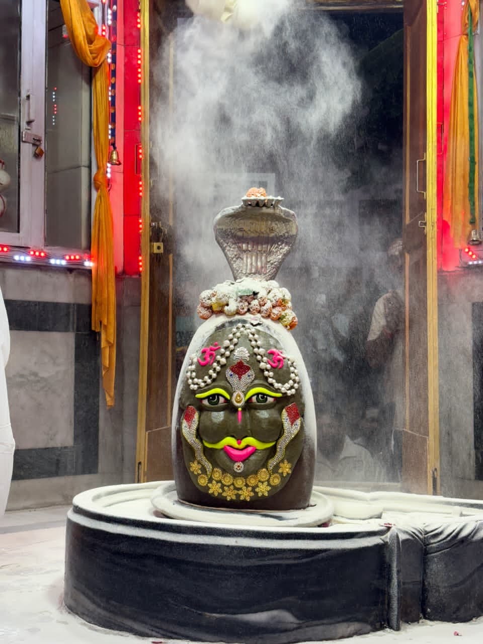 सावन के आखिरी सोमवार को शहर के शिवालयों में आस्था का सैलाब उमड़ पड़ा। सावन के आखिरी सोमवार को शहर के शिवालयों में आस्था का सैलाब उमड़ पड़ा।