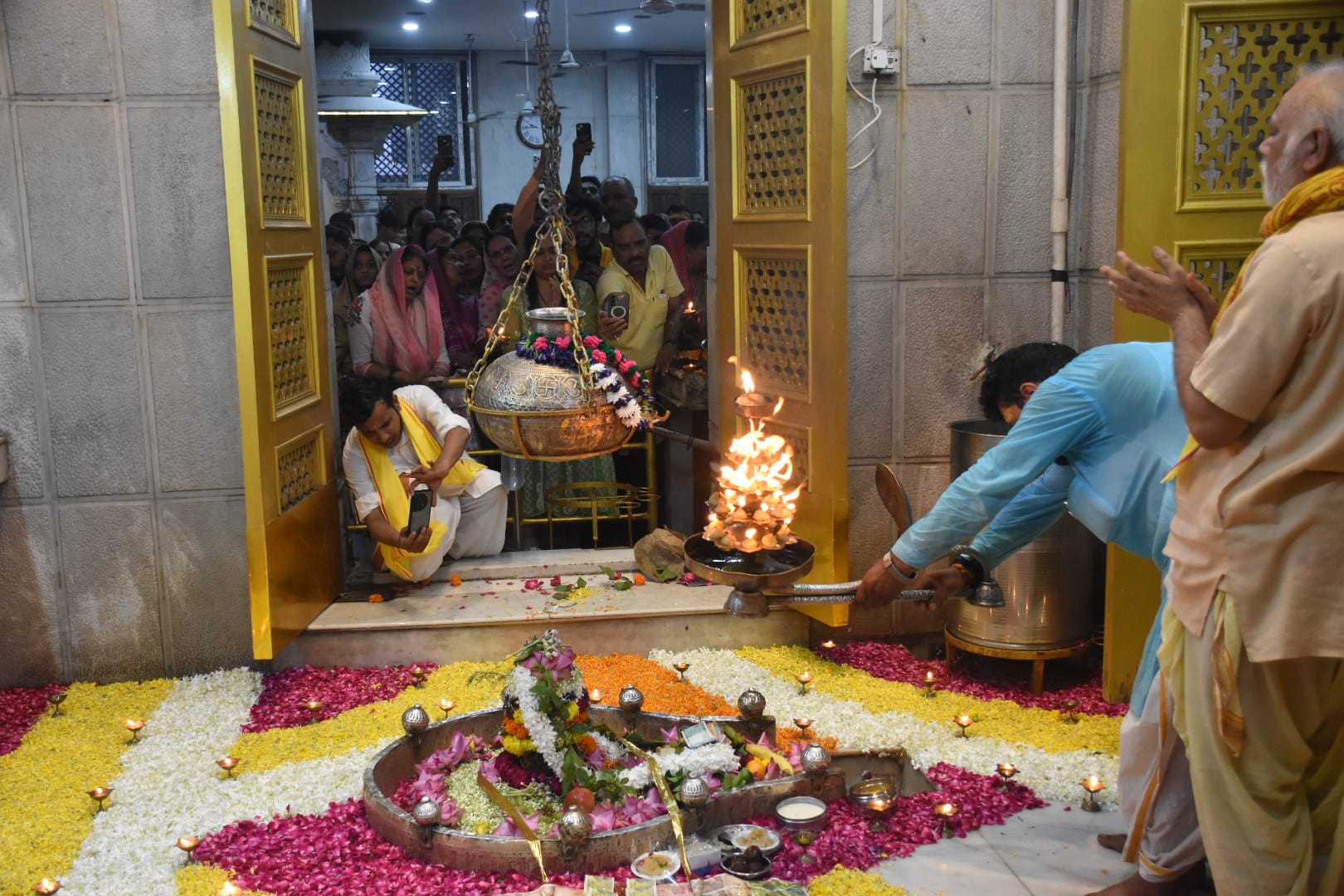 सावन के आखिरी सोमवार को शहर के शिवालयों में आस्था का सैलाब उमड़ पड़ा। सावन के आखिरी सोमवार को शहर के शिवालयों में आस्था का सैलाब उमड़ पड़ा।