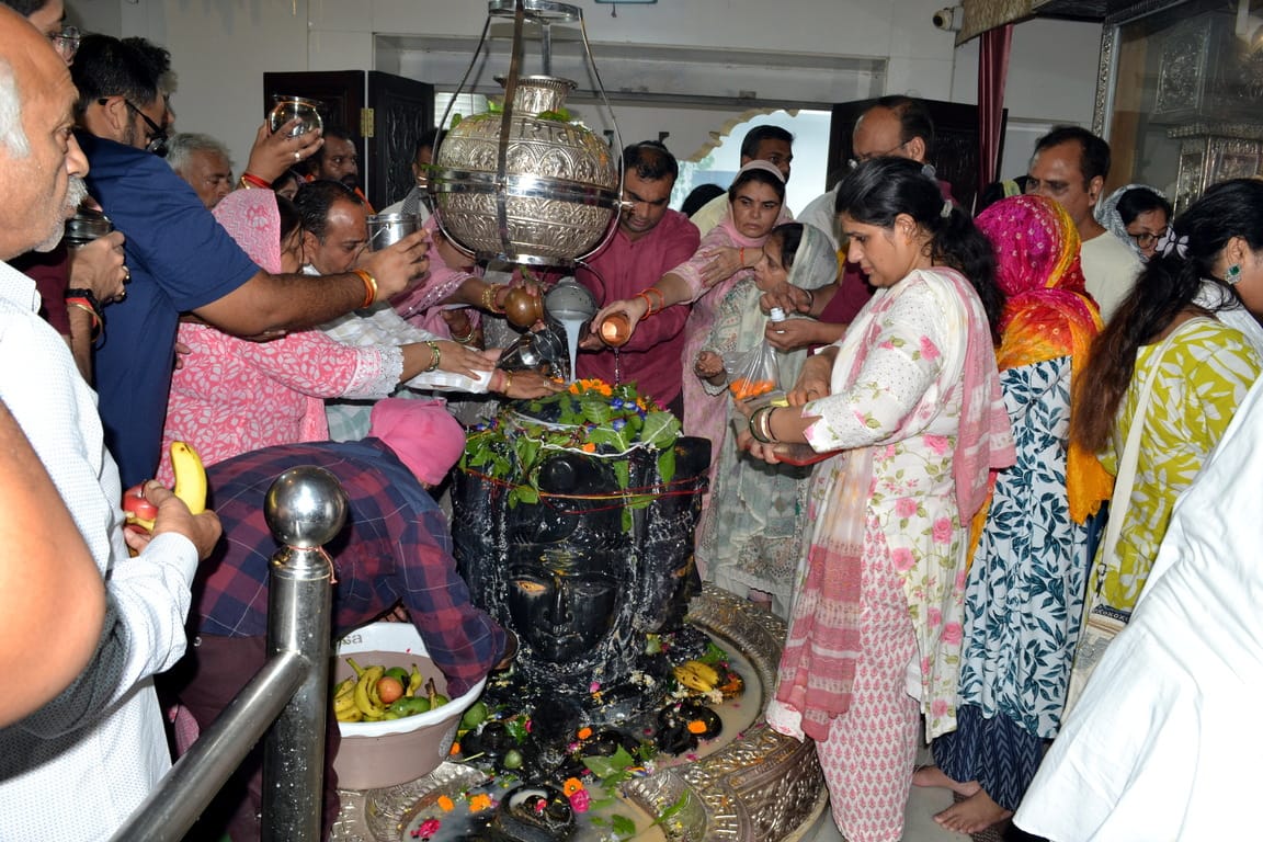 सावन के चौथे और अंतिम सोमवार के अवसर पर प्राचीन शिव मंदिर न्यू चार चमन में भोले बाबा की पूजा सावन के चौथे और अंतिम सोमवार के अवसर पर प्राचीन शिव मंदिर न्यू चार चमन में भोले बाबा की पूजा