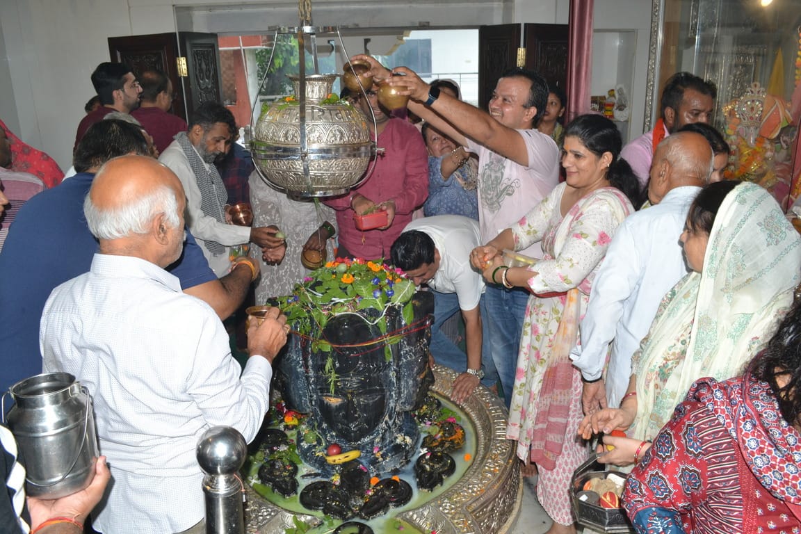 सावन के चौथे और अंतिम सोमवार के अवसर पर प्राचीन शिव मंदिर न्यू चार चमन में भोले बाबा की पूजा सावन के चौथे और अंतिम सोमवार के अवसर पर प्राचीन शिव मंदिर न्यू चार चमन में भोले बाबा की पूजा