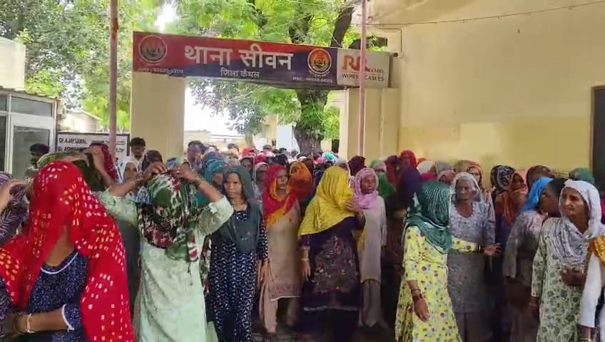 सीवन थाना में पहुंचे हुए परिजन। संवाद