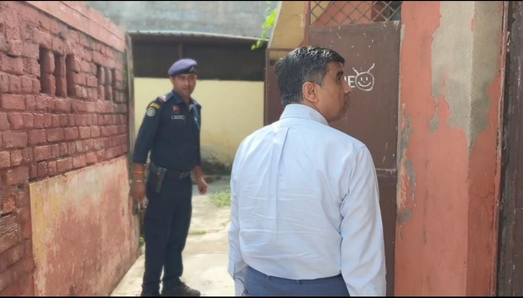 शौचालय का निरीक्षण करते हुए शिक्षा मंत्री महिपाल ढांडा। संवाद शौचालय का निरीक्षण करते हुए शिक्षा मंत्री महिपाल ढांडा। संवाद