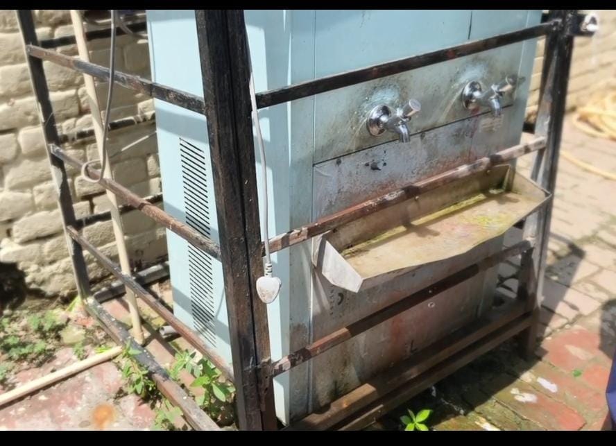 शौचालय का निरीक्षण करते हुए शिक्षा मंत्री महिपाल ढांडा। संवाद शौचालय का निरीक्षण करते हुए शिक्षा मंत्री महिपाल ढांडा। संवाद