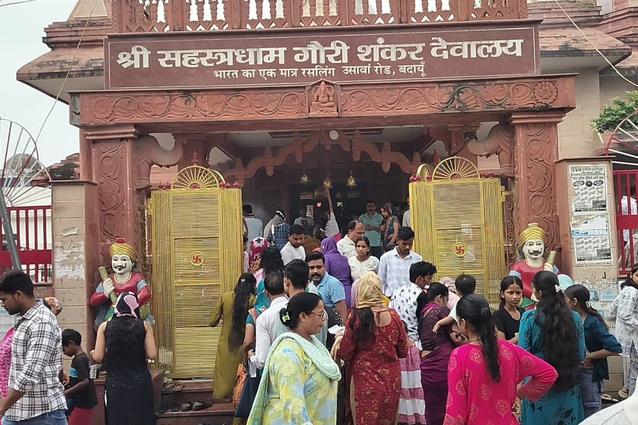 शहर के गौरी शंकर मंदिर में जल चढ़ाते श्रद्धालु। संवाद
