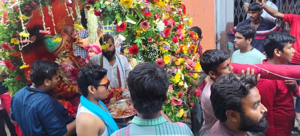 शहर के गौरी शंकर मंदिर में जल चढ़ाते श्रद्धालु। संवाद
