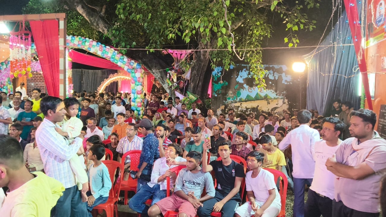 शहर के गौरी शंकर मंदिर में जल चढ़ाते श्रद्धालु। संवाद