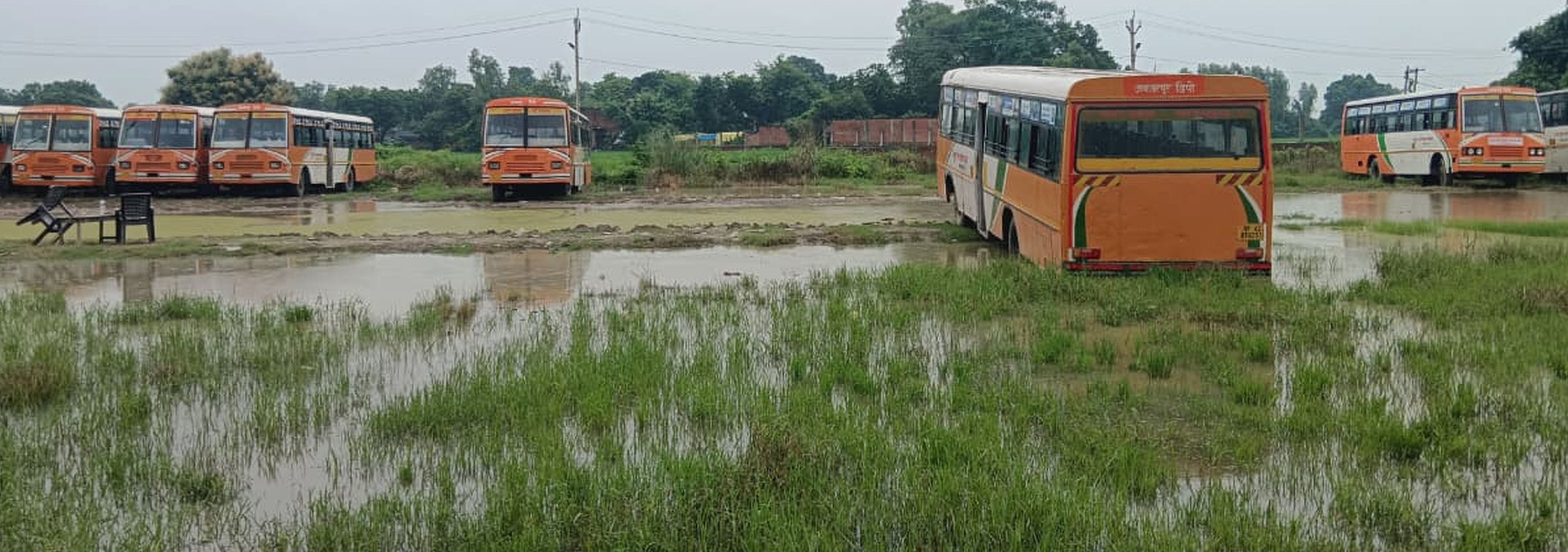 शहर के टांडा मार्ग पर कृषि भवन के निकट दुकान के सामने हुआ जलभराव। शहर के टांडा मार्ग पर कृषि भवन के निकट दुकान के सामने हुआ जलभराव।