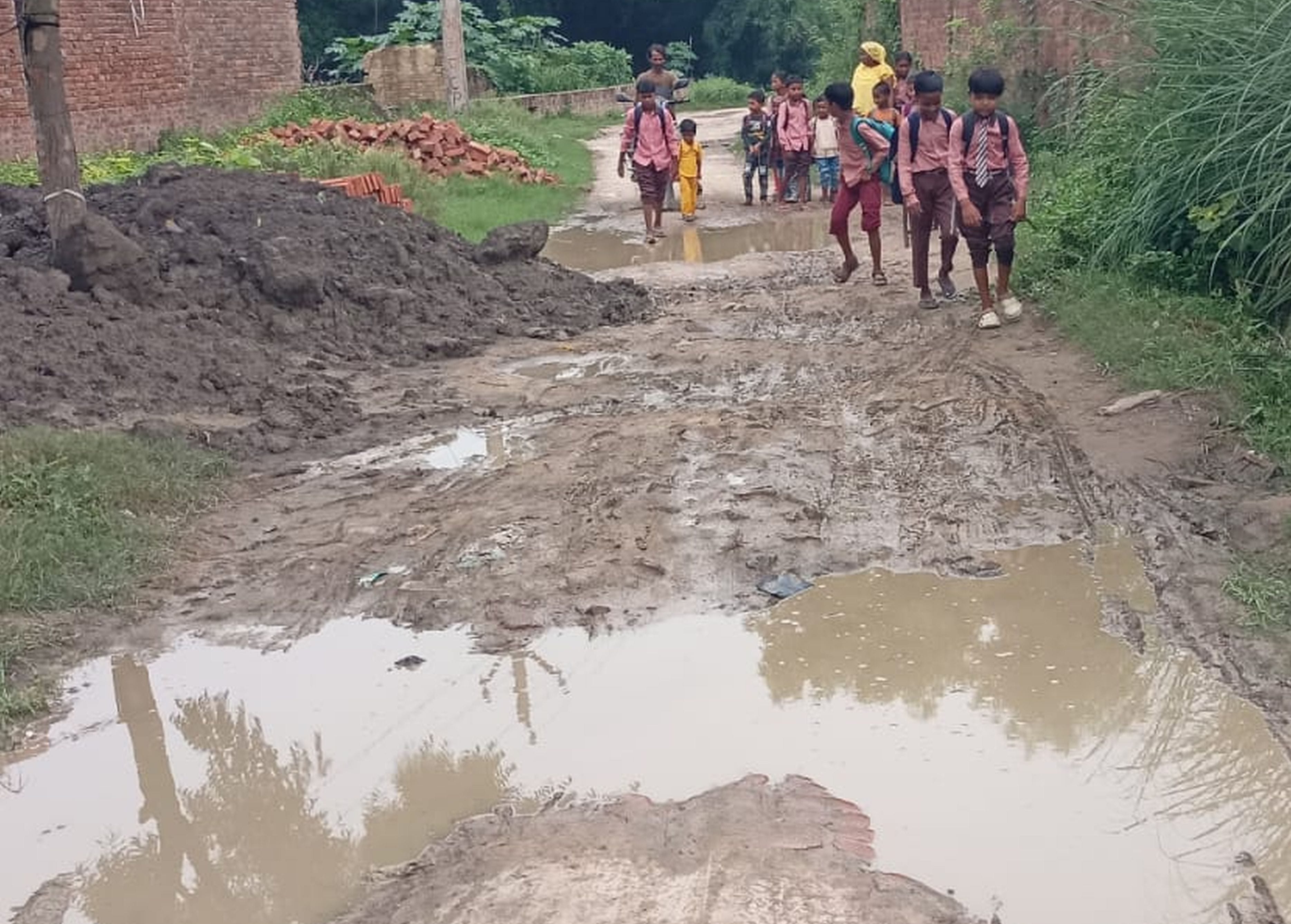 शहर के टांडा मार्ग पर कृषि भवन के निकट दुकान के सामने हुआ जलभराव। शहर के टांडा मार्ग पर कृषि भवन के निकट दुकान के सामने हुआ जलभराव।