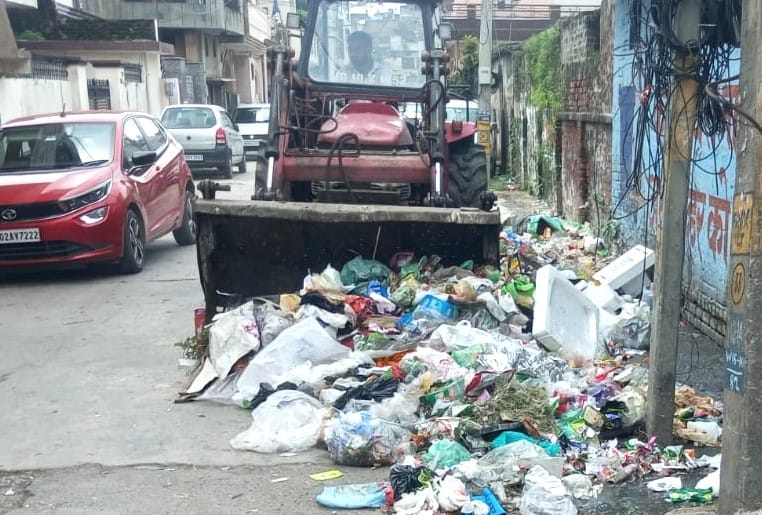 शहर में लगे कूड़े के ढेर को उठाती जेसीबी। प्रवक्ता शहर में लगे कूड़े के ढेर को उठाती जेसीबी। प्रवक्ता